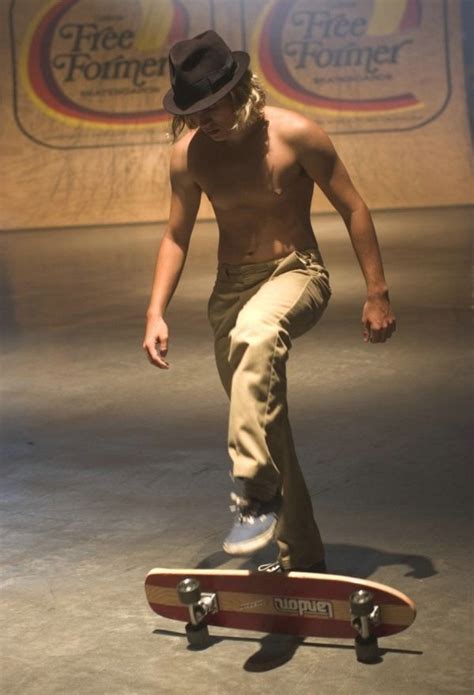 Emile Hirsch as Jay Adams • Lords of Dogtown (2005) | Corps humain, Skateboard, Cinema paradiso