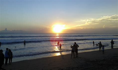 Managament And Journal: Sunset di Pantai Kuta Bali, Surga Yang Tersembunyi