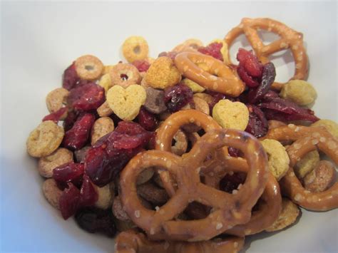 The Full Plate Blog: (nut-free) Valentine's trail mix