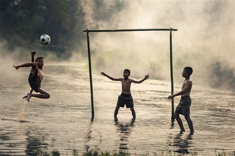 Regenzeit hält Kinder nicht vom Fußball-Spiel ab | SPORTBLOG.CC