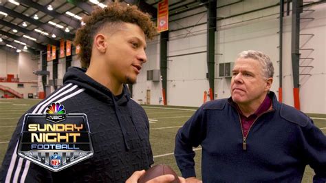 Patrick Mahomes recreates no-look pass, goes in-depth on football with ...