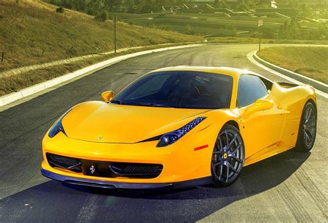 Gambar Mobil Ferrari Warna Kuning