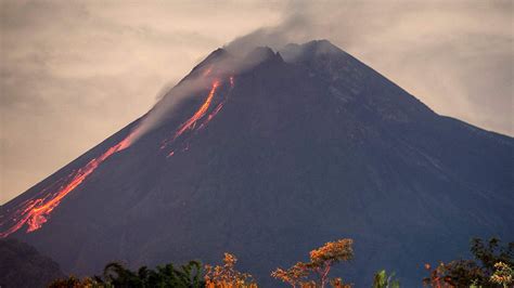 Indonesia's Mount Merapi spews lava - CGTN