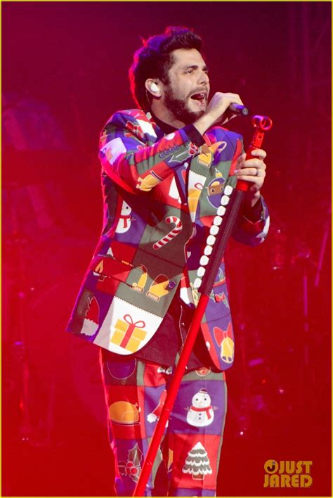 Thomas Rhett's Concert Outfit Is a Big Christmas Explosion!: Photo ...