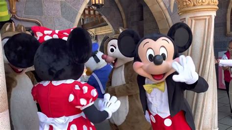 Mickey Mouse and his Friends are so cute! // Disneyland - YouTube