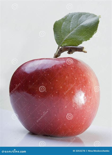 Red Apple With Leaf Royalty Free Stock Photos - Image: 3353278