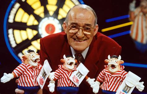 Bullseye host and comedian Jim Bowen dies aged 80 - The Sunday Post