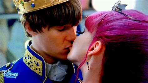 Disney Descendants 2 - Mal and Ben kiss scene HD - YouTube