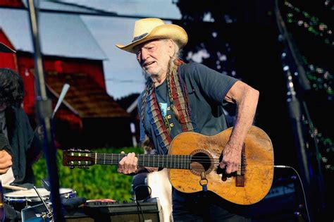 10 Best Willie Nelson Songs of All Time - Singersroom.com