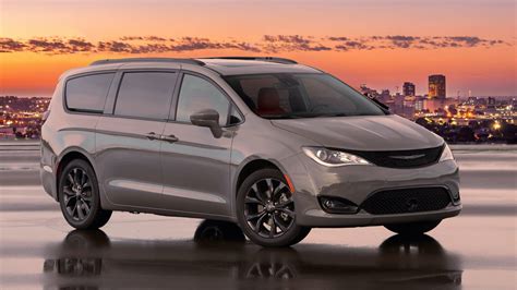 2020 Chrysler Pacifica Review | Hybrid, price, specs, features and photos