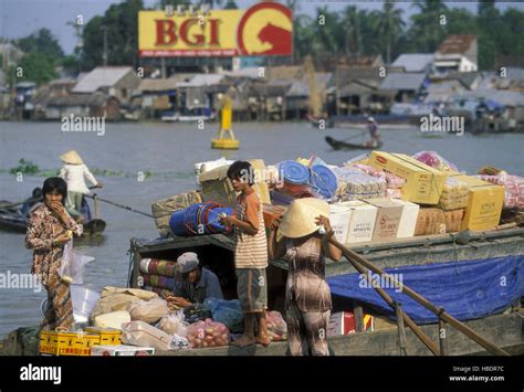 ASIA VIETNAM MEKONG DELTA FLOATING MARKET Stock Photo - Alamy