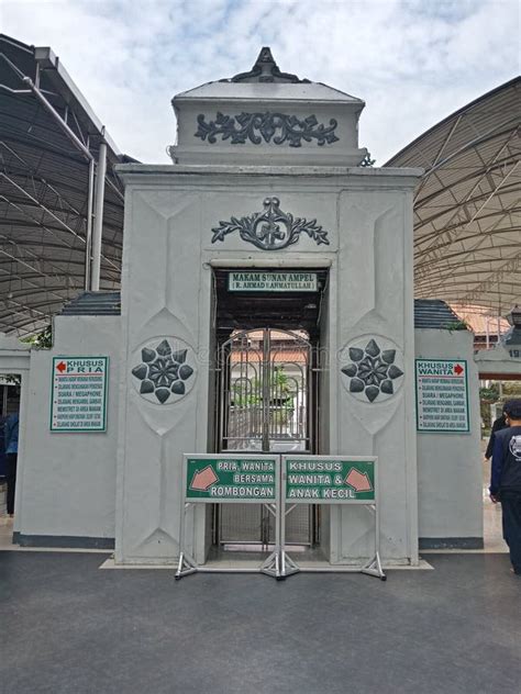 Sunan Ampel Tomb Entrance Gate, Surabaya, 2021 Editorial Photo - Image ...