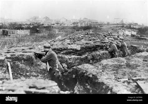 Trench warfare 1917 hi-res stock photography and images - Alamy