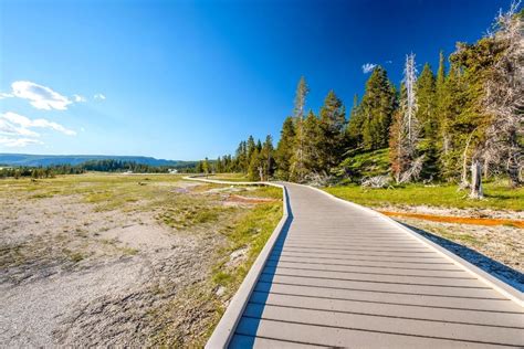 Travel Guide: Exploring Yellowstone National Park in October