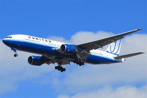 File:United Airlines B777-222 N780UA.jpg - Wikimedia Commons