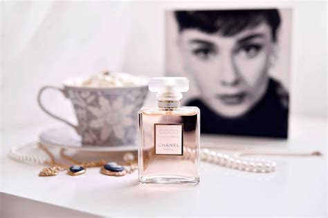 Chanel Paris Coco fragrance bottle #girl #decoration #face #portrait #Cup #beads Audrey Hepburn ...