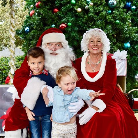 30 of the Funniest Santa Photo Fails of the Season