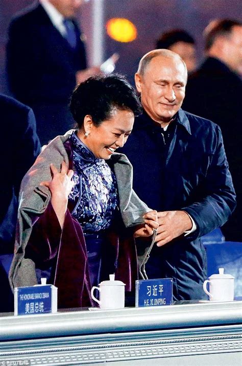 Lady Peng Liyuan tells husband Chinese leader Xi Jinping to wave to the crowd | Daily Mail Online