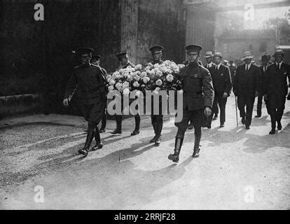 Visit of General Pershing to Lafayette tomb, June 1917, Paris, France Stock Photo - Alamy