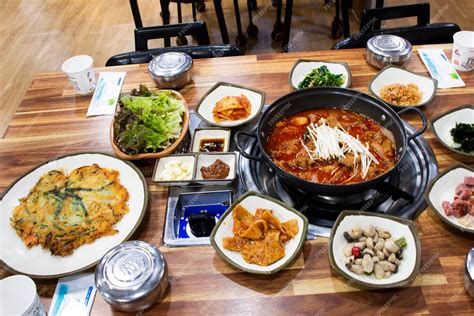 Lokales traditionelles koreanisches Gourmet-Essen Set Budae Jjigae ...