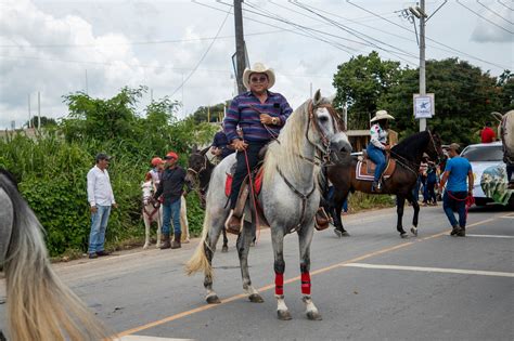 Disfrutan Desfile Hípico