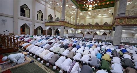 Pahala dan Keutamaan Shalat Berjamaah di Masjid - Suara Masjid