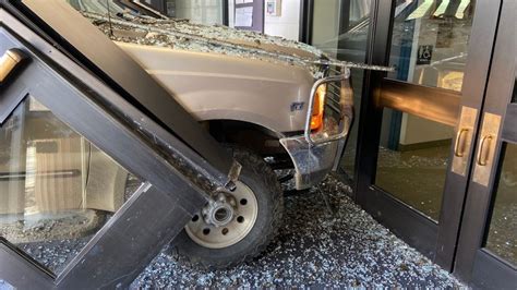 Driver in police chase rams vehicle into Elko County Sheriff’s Office