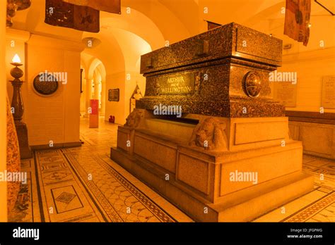 Crypt Of St Pauls High Resolution Stock Photography and Images - Alamy