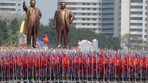 Cool photos of KIM IL SUNG and KIM JONG IL's statues, including the ...