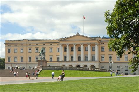 File:Oslo Royal Palace left.jpg - Wikipedia, the free encyclopedia