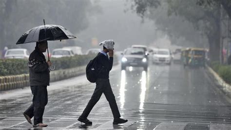 Rain lashes Delhi, causes long traffic jams, waterlogging | Top updates | Latest News Delhi ...