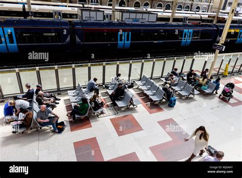 Victoria train station london Stock Photo - Alamy