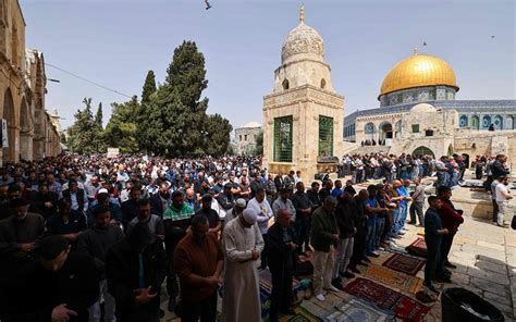 Al-Aqsa Mosque: Friday Prayer With 130,000 Worshipers [Photos ...