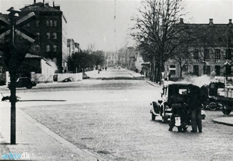 arkiv.dk | Haderslev Kaserne beskydes fra kampvogn den 9. april 1940