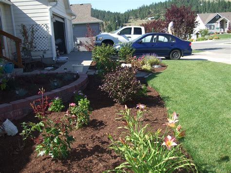 THE FOLKS AT HOME: Front Yard Landscaping