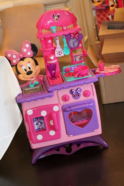 Minnie Mouse Bow-tique Flippin' Fun Kitchen Toy Review - Classy Mommy