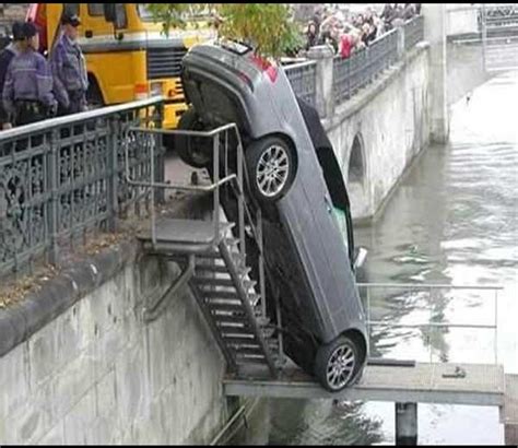 Funny Images of Some Car Crashes - Mast Pics