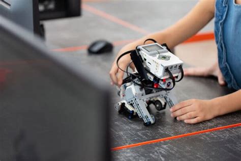 Robotics in Education: Bridging Practical Applications - Future83