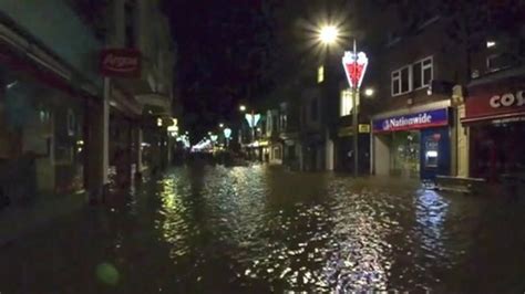 Lowestoft floods: Properties offered £5,000 grants - BBC News