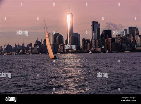 Sun reflects on skyscraper building in New York City Stock Photo - Alamy