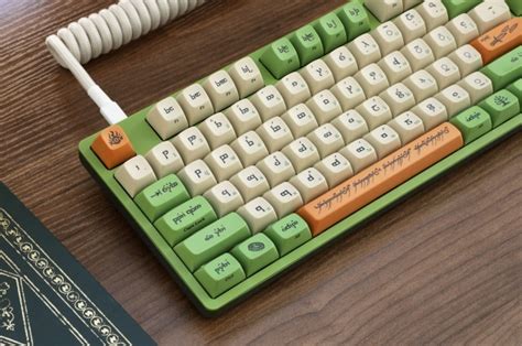 The Lord of The Rings mechanical keyboards and artisan keycaps look awesome