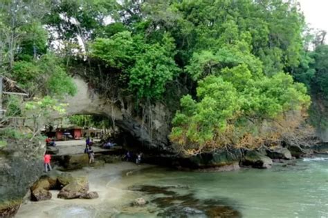 Keajaiban Alam Pantai Karang Bolong, Destinasi Wisata Tersembunyi di ...