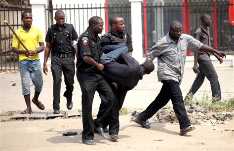 Talktokemi (TtK) Happy New 2024 : Nigerian Police In Uniform Maltreating Citizens