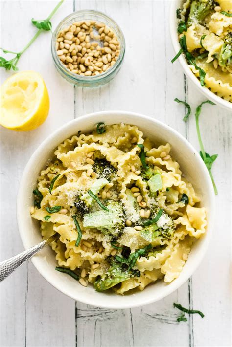 Mafalde Pasta with Broccoli, Lemon & Pine Nuts | Receta