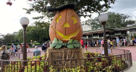 Disney's Fall Decorations Are Back- With a Twist! | Disney Dining