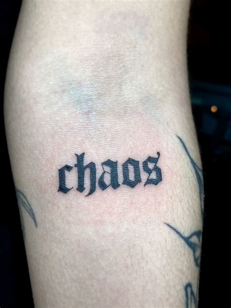 CHAOS tattoo | Tatuagens retro, Tatuagem de elementos, Tatuagens aleatórias