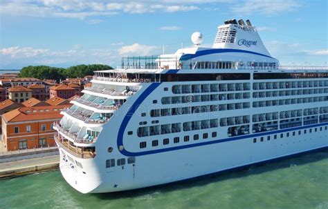 Cruise Ship Entering Port of Venice, Italy Editorial Image - Image of ...