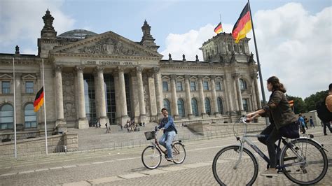 German government cuts 2020 growth forecast but sees no crisis