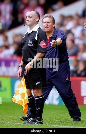 NEIL WARNOCK SHEFFIELD UNITED FC MANAGER BRAMALL LANE SHEFFIELD ENGLAND ...