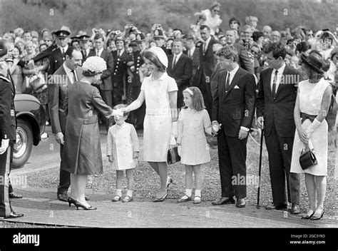 Jackie kennedy queen elizabeth Black and White Stock Photos & Images - Alamy